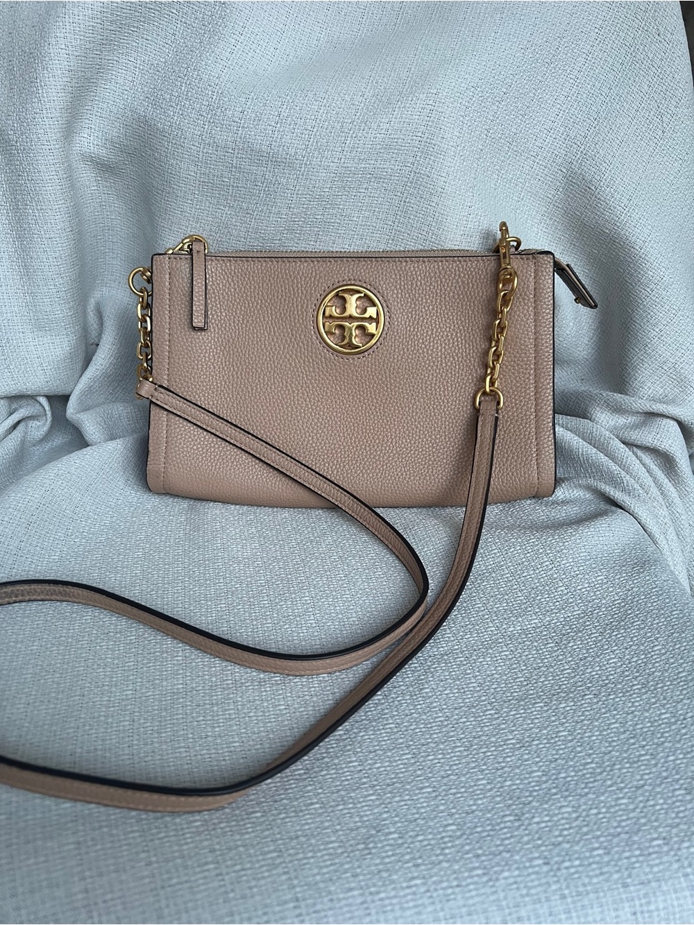 Tory Burch Taupe Pebbled Leather Logo Crossbody with Gold Hardware - Picture 3 of 12